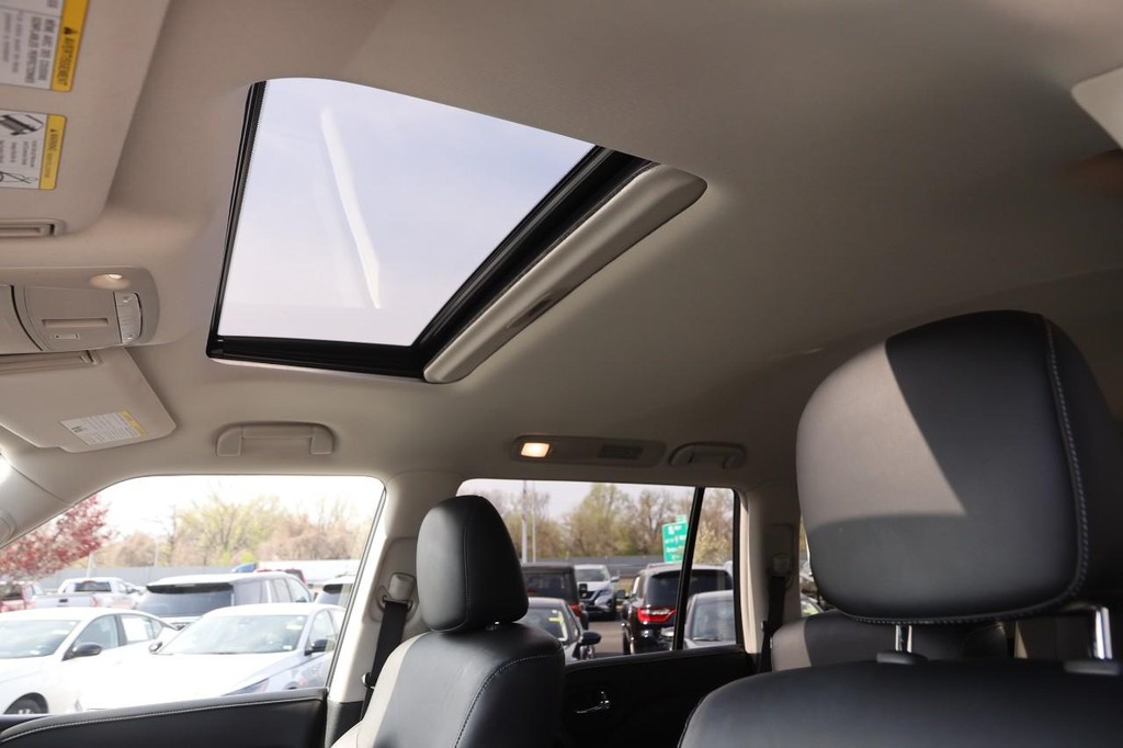 INFINITI QX80 Vehicle Full-screen Gallery Image 9