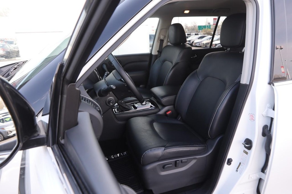 INFINITI QX80 Vehicle Full-screen Gallery Image 10