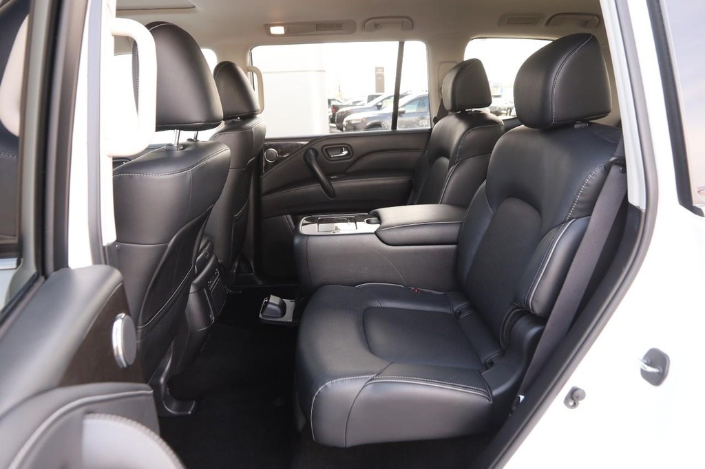 INFINITI QX80 Vehicle Full-screen Gallery Image 11
