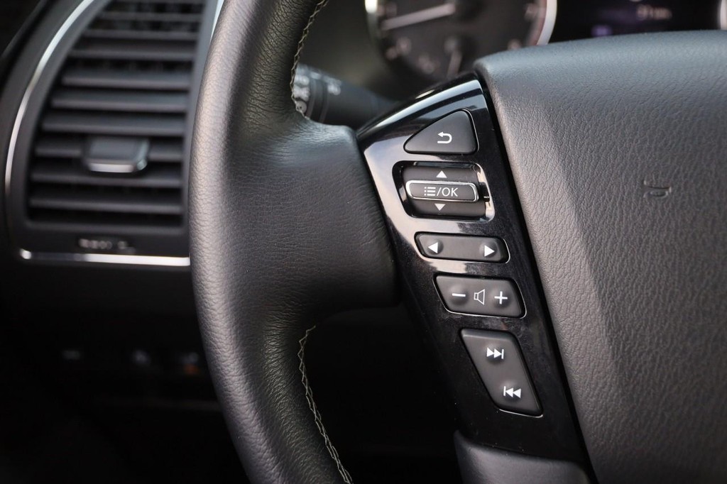 INFINITI QX80 Vehicle Full-screen Gallery Image 14