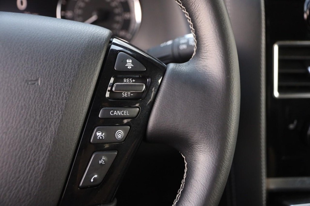 INFINITI QX80 Vehicle Full-screen Gallery Image 15