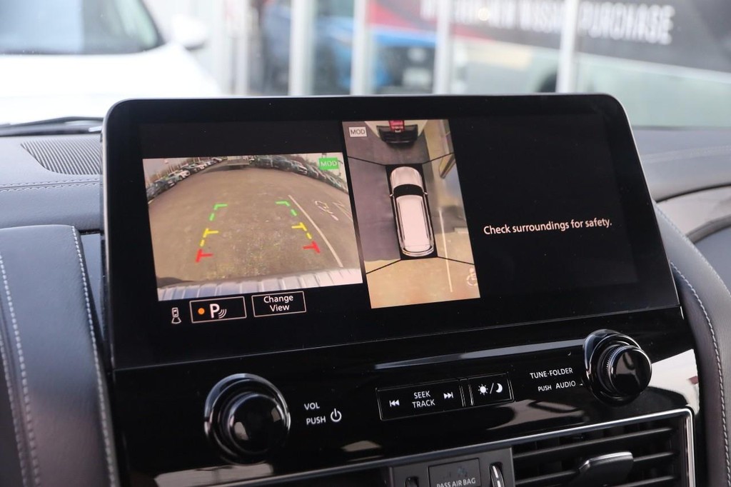 INFINITI QX80 Vehicle Full-screen Gallery Image 19