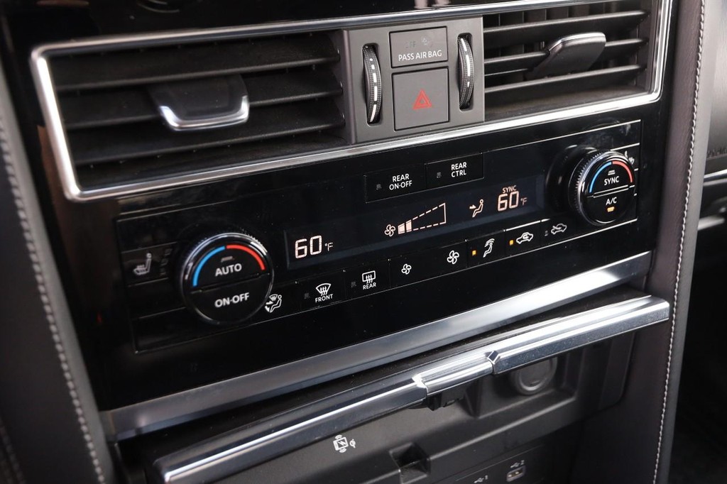 INFINITI QX80 Vehicle Full-screen Gallery Image 20