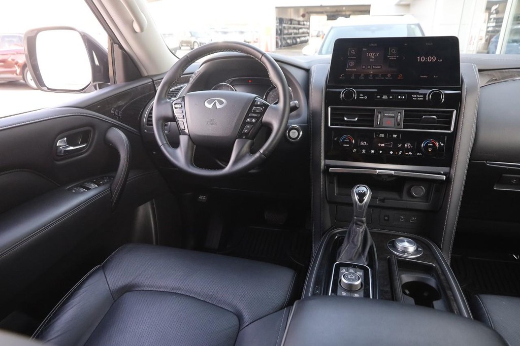 INFINITI QX80 Vehicle Full-screen Gallery Image 26