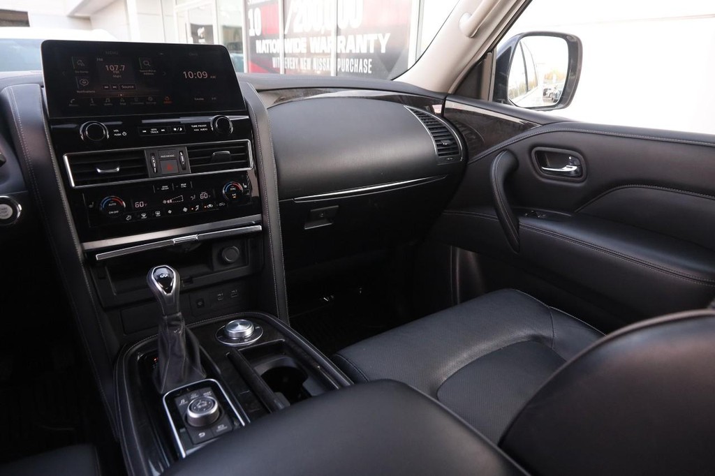 INFINITI QX80 Vehicle Full-screen Gallery Image 29