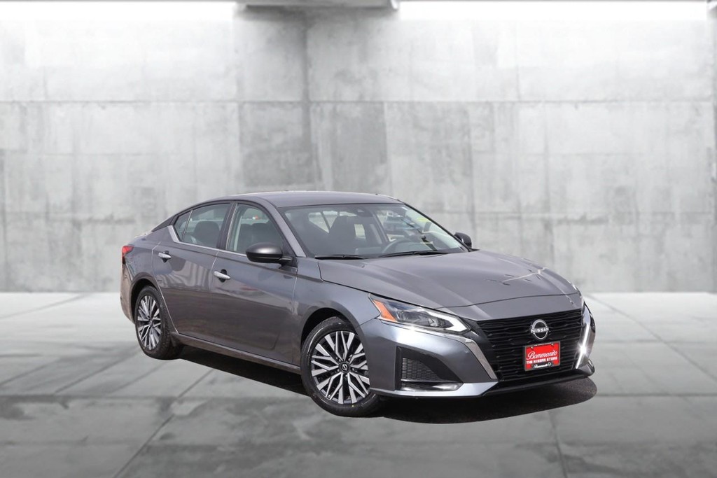 Nissan Altima Vehicle Full-screen Gallery Image 2