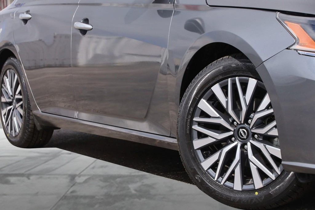 Nissan Altima Vehicle Full-screen Gallery Image 3