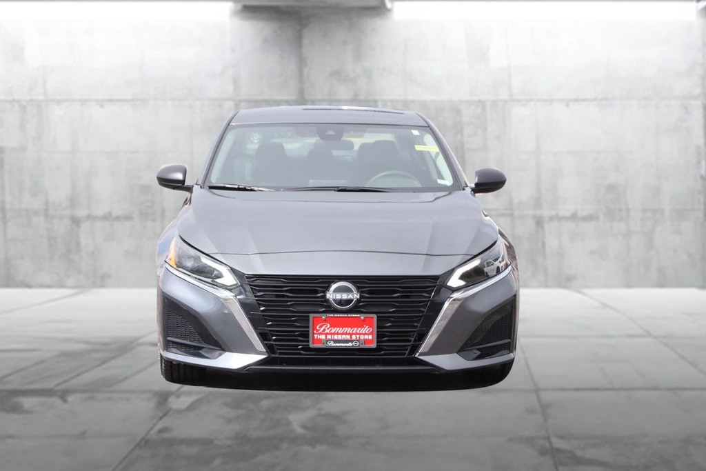 Nissan Altima Vehicle Full-screen Gallery Image 4