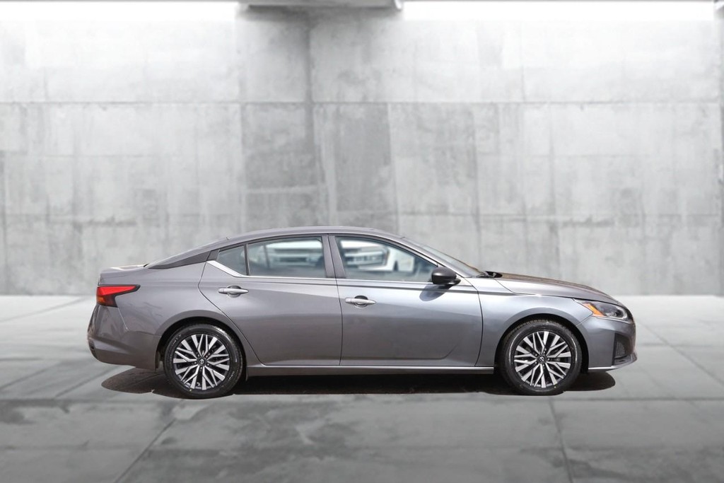 Nissan Altima Vehicle Full-screen Gallery Image 5