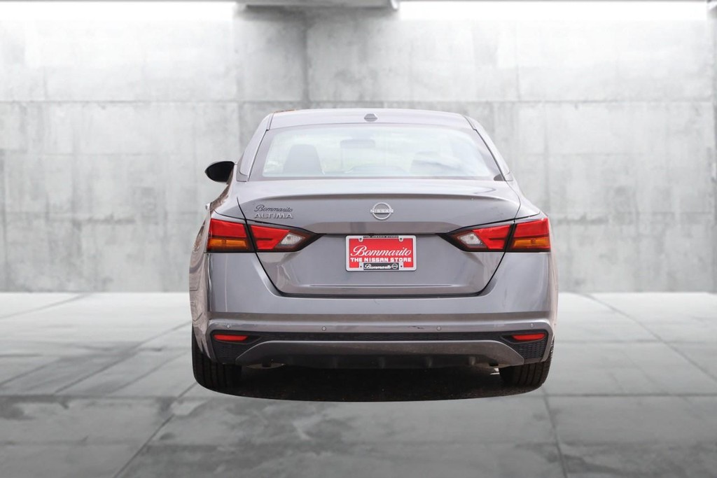 Nissan Altima Vehicle Full-screen Gallery Image 6