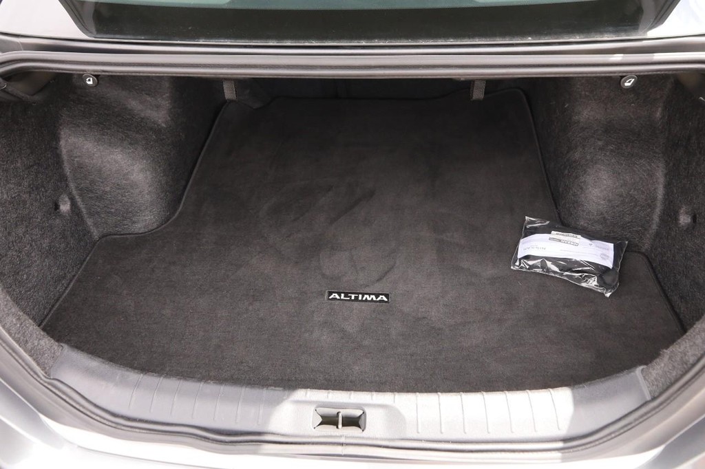 Nissan Altima Vehicle Full-screen Gallery Image 7