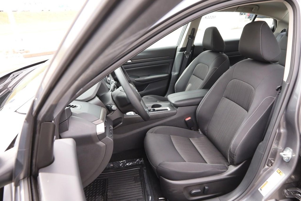 Nissan Altima Vehicle Full-screen Gallery Image 8