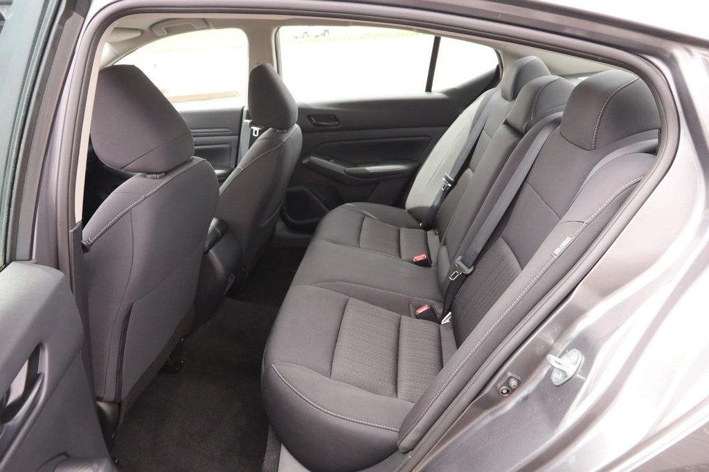 Nissan Altima Vehicle Full-screen Gallery Image 9