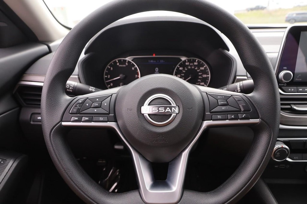 Nissan Altima Vehicle Full-screen Gallery Image 10