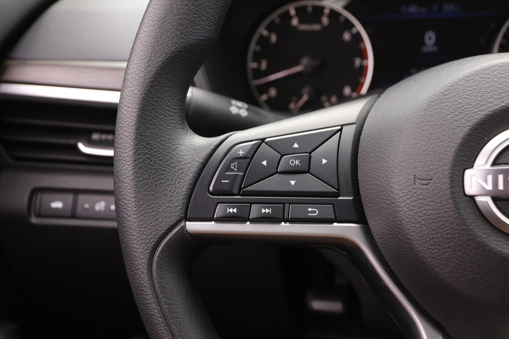 Nissan Altima Vehicle Full-screen Gallery Image 11