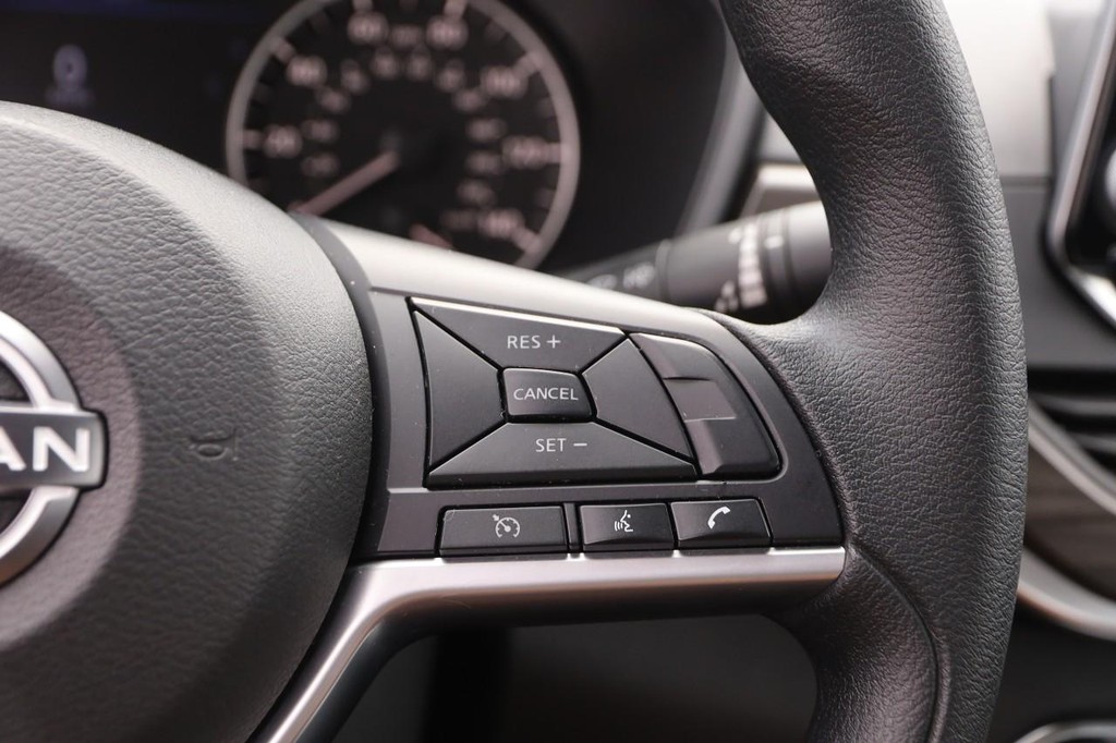 Nissan Altima Vehicle Full-screen Gallery Image 12