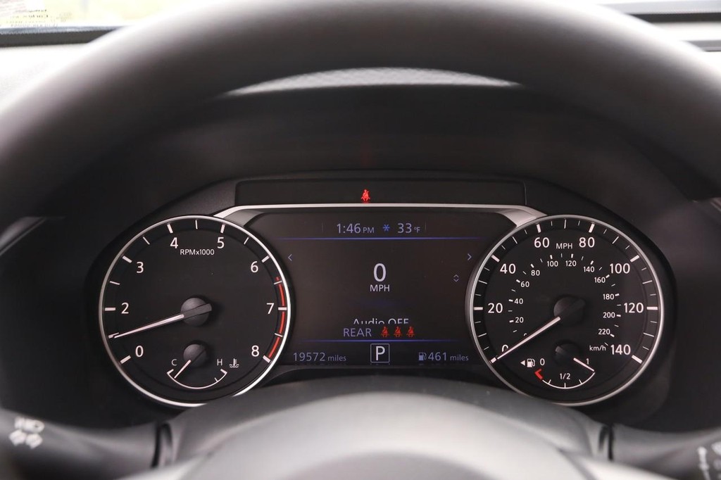 Nissan Altima Vehicle Full-screen Gallery Image 13