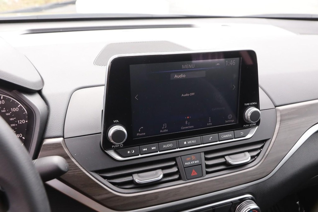 Nissan Altima Vehicle Full-screen Gallery Image 14