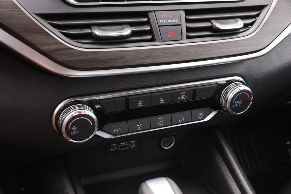 Nissan Altima Vehicle Full-screen Gallery Image 16