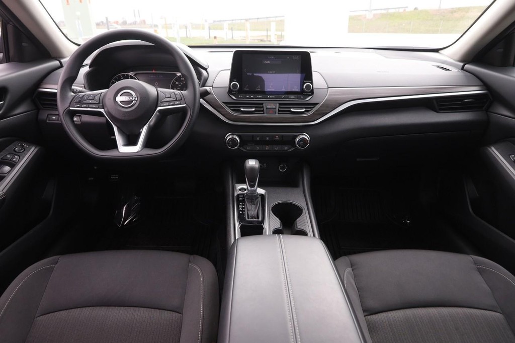 Nissan Altima Vehicle Full-screen Gallery Image 19