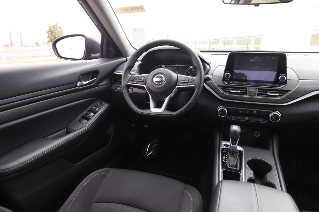 Nissan Altima Vehicle Full-screen Gallery Image 20