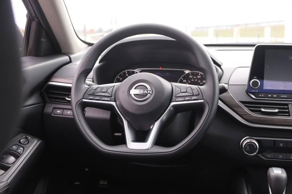 Nissan Altima Vehicle Full-screen Gallery Image 21