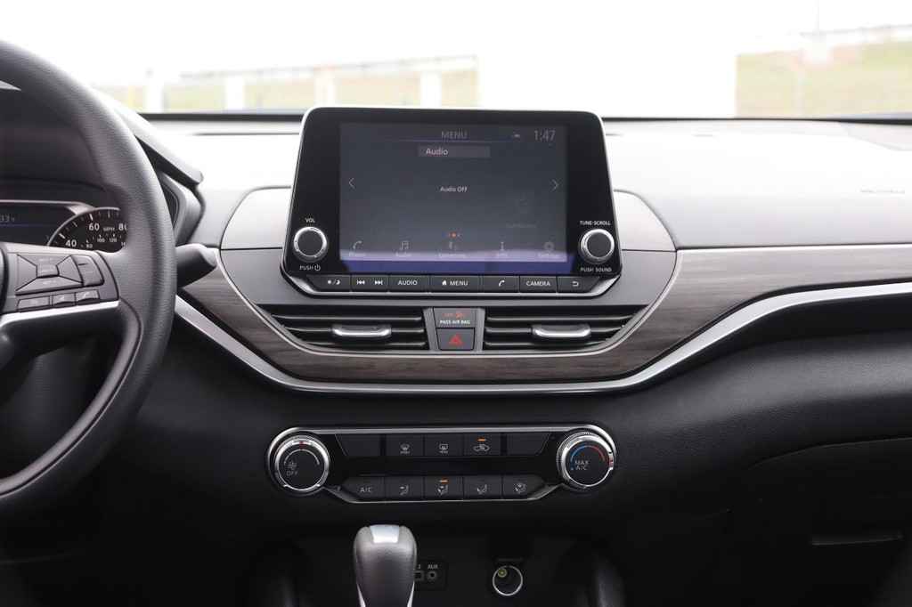 Nissan Altima Vehicle Full-screen Gallery Image 22