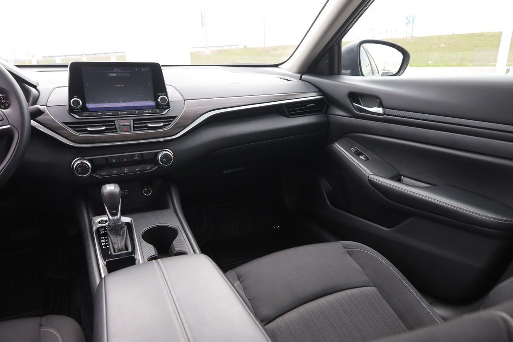 Nissan Altima Vehicle Full-screen Gallery Image 23