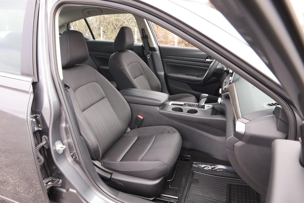 Nissan Altima Vehicle Full-screen Gallery Image 24