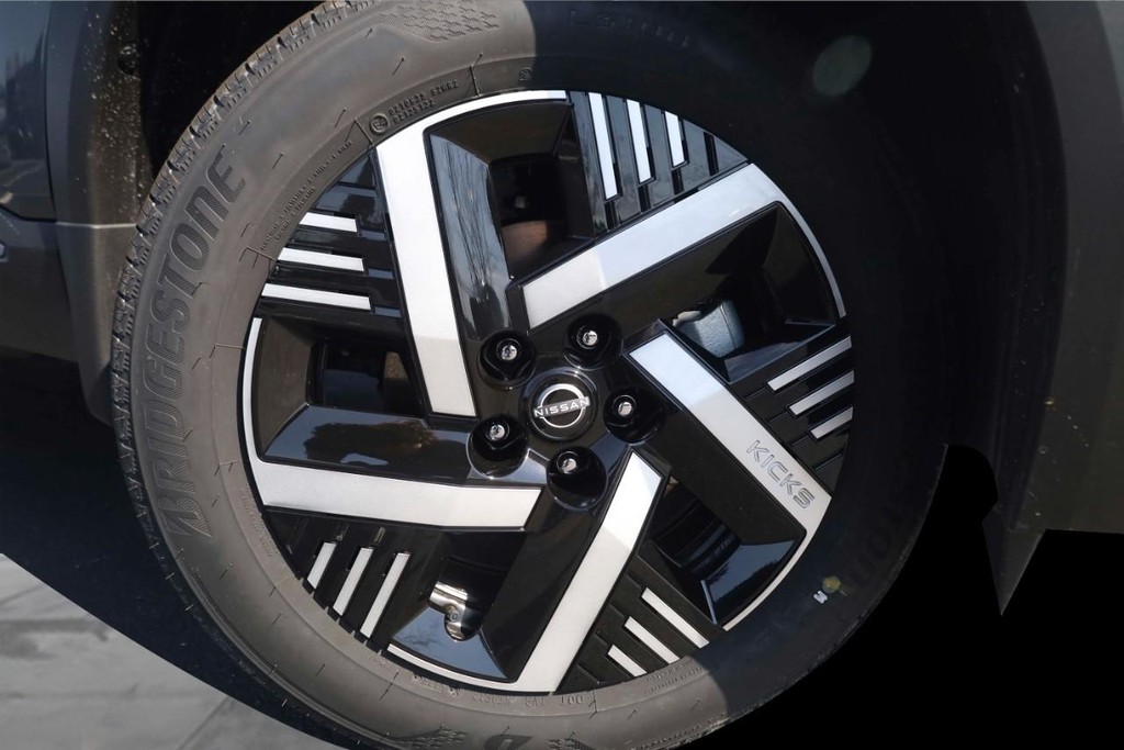 Nissan Kicks Vehicle Image 03