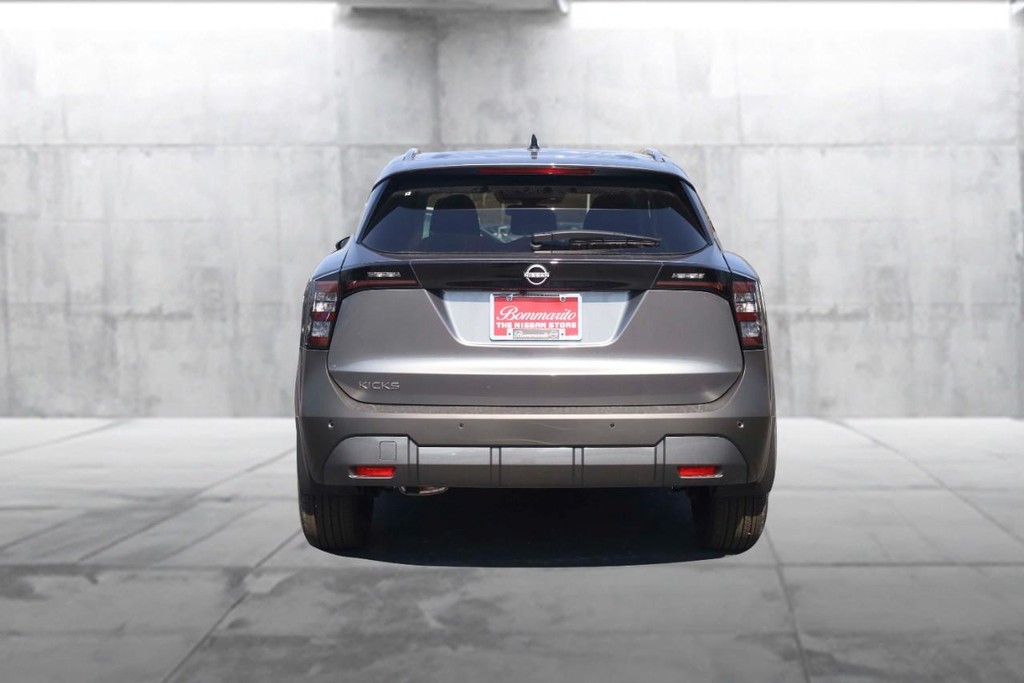 Nissan Kicks Vehicle Image 06