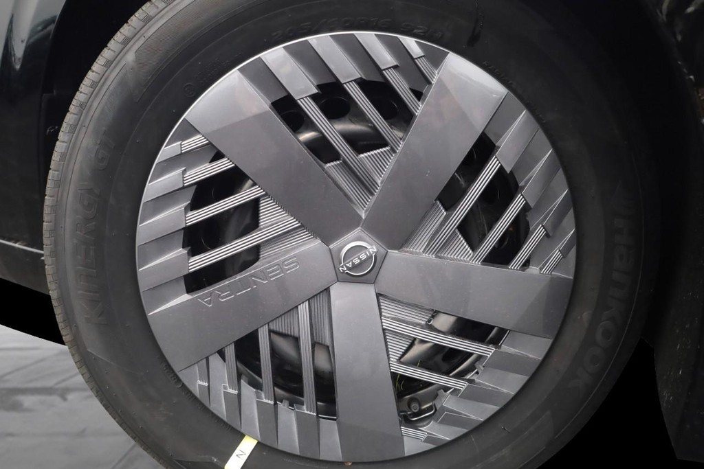 Nissan Sentra Vehicle Image 03