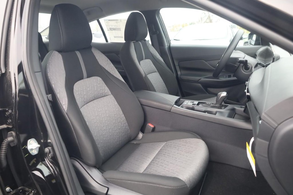 Nissan Sentra Vehicle Image 22