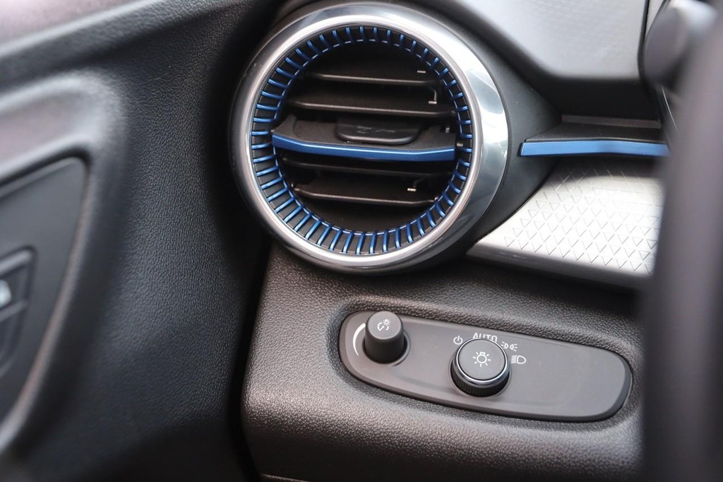 Chevrolet Trax Vehicle Full-screen Gallery Image 18