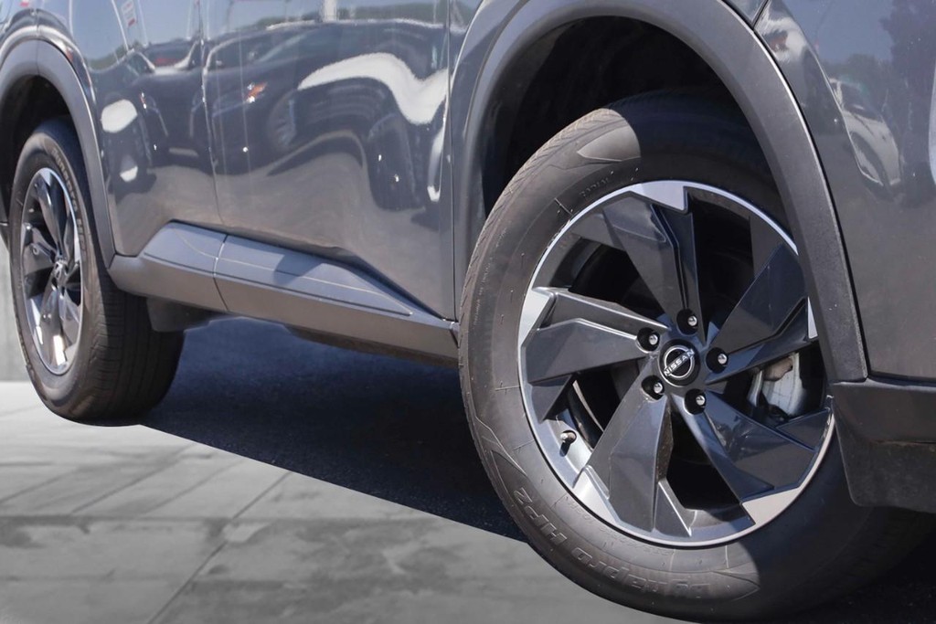 Nissan Rogue Vehicle Full-screen Gallery Image 3