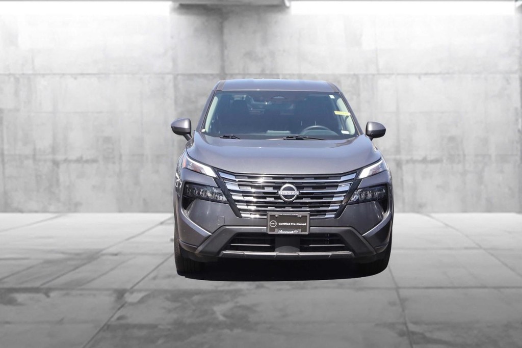 Nissan Rogue Vehicle Full-screen Gallery Image 4