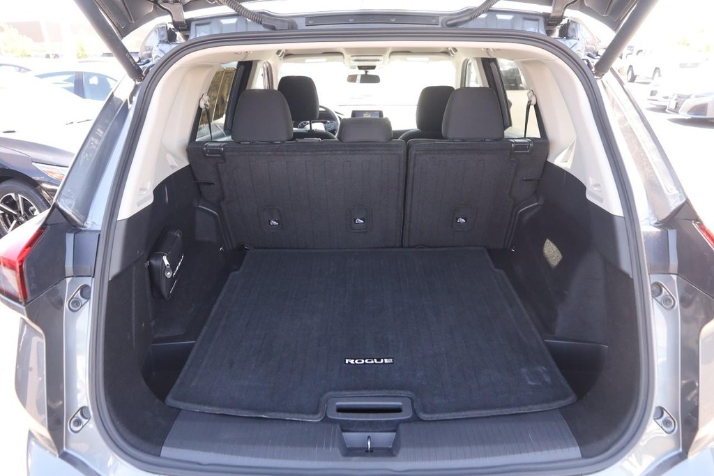 Nissan Rogue Vehicle Full-screen Gallery Image 7