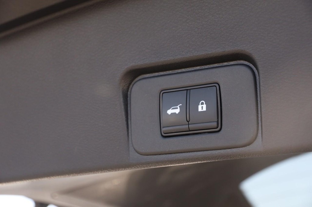 Nissan Rogue Vehicle Full-screen Gallery Image 8