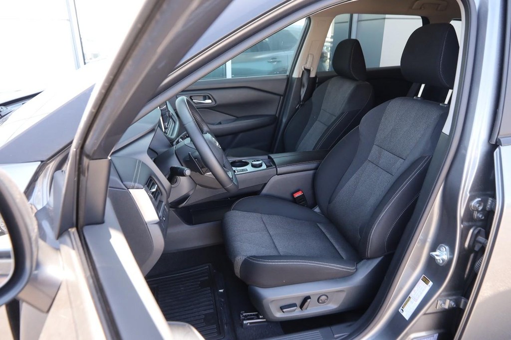Nissan Rogue Vehicle Full-screen Gallery Image 9