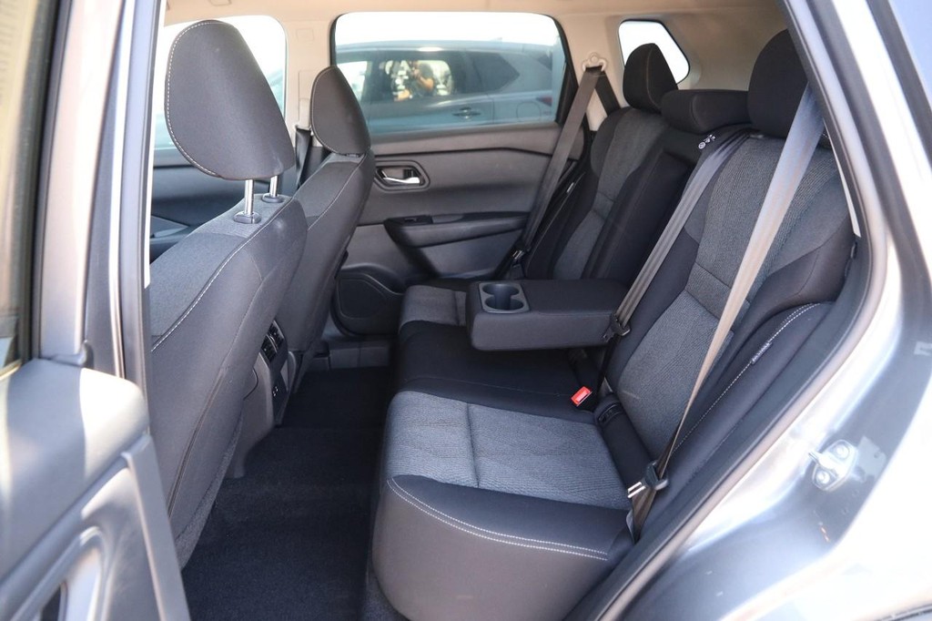 Nissan Rogue Vehicle Full-screen Gallery Image 10