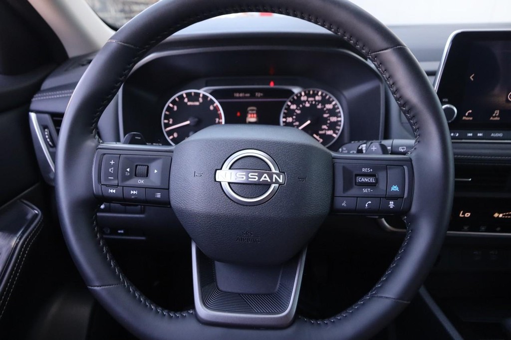 Nissan Rogue Vehicle Full-screen Gallery Image 11