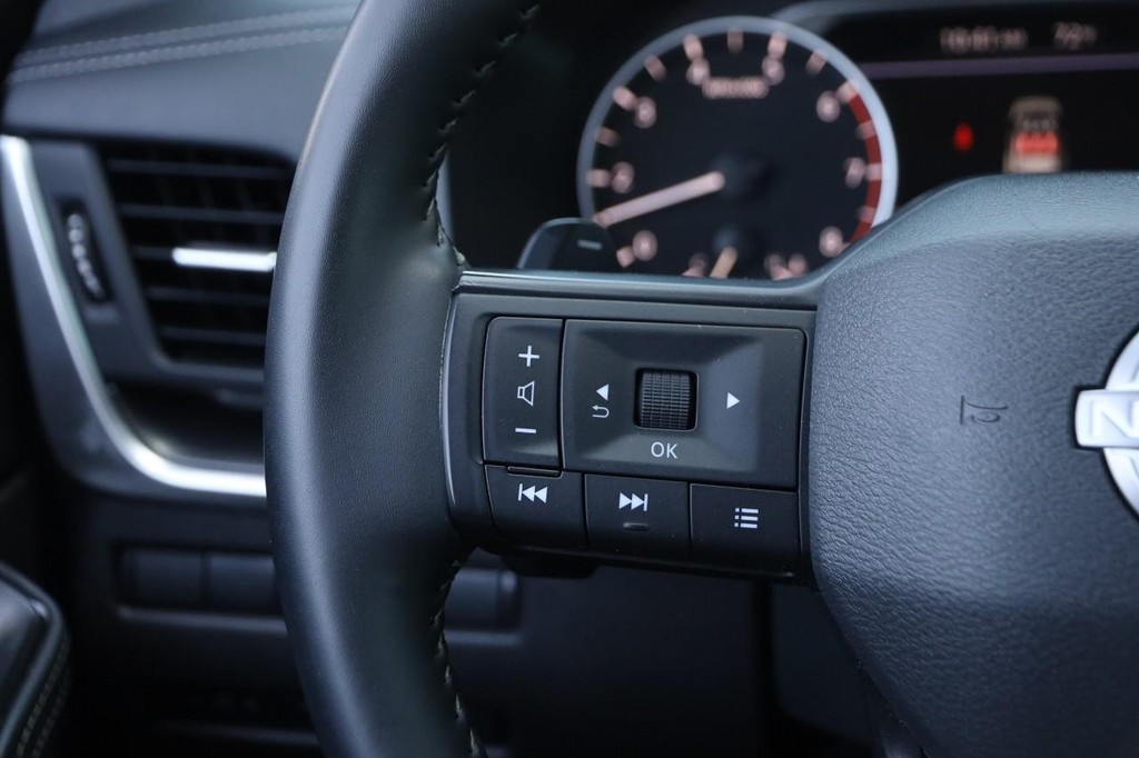 Nissan Rogue Vehicle Full-screen Gallery Image 12