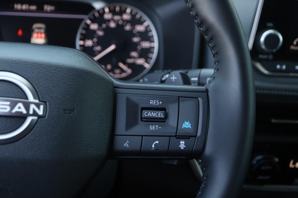 Nissan Rogue Vehicle Full-screen Gallery Image 13