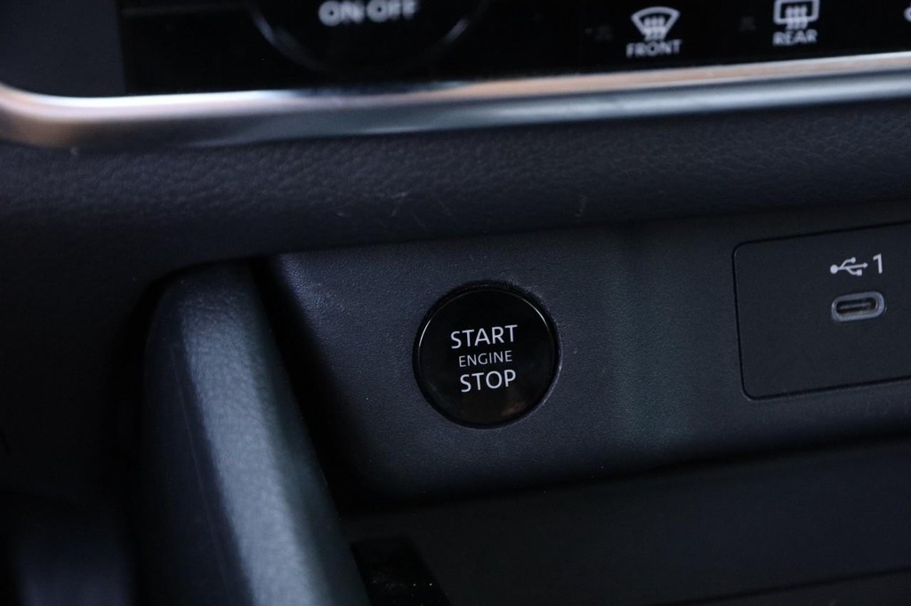 Nissan Rogue Vehicle Full-screen Gallery Image 15