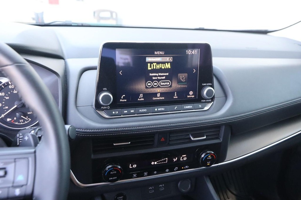Nissan Rogue Vehicle Full-screen Gallery Image 16