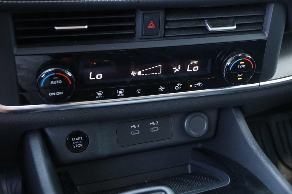 Nissan Rogue Vehicle Full-screen Gallery Image 19