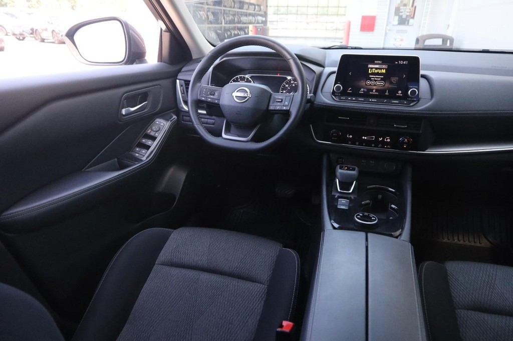 Nissan Rogue Vehicle Full-screen Gallery Image 23
