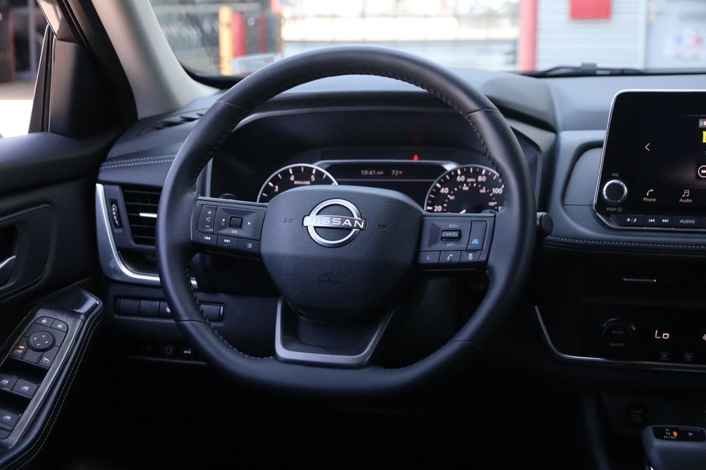 Nissan Rogue Vehicle Full-screen Gallery Image 24