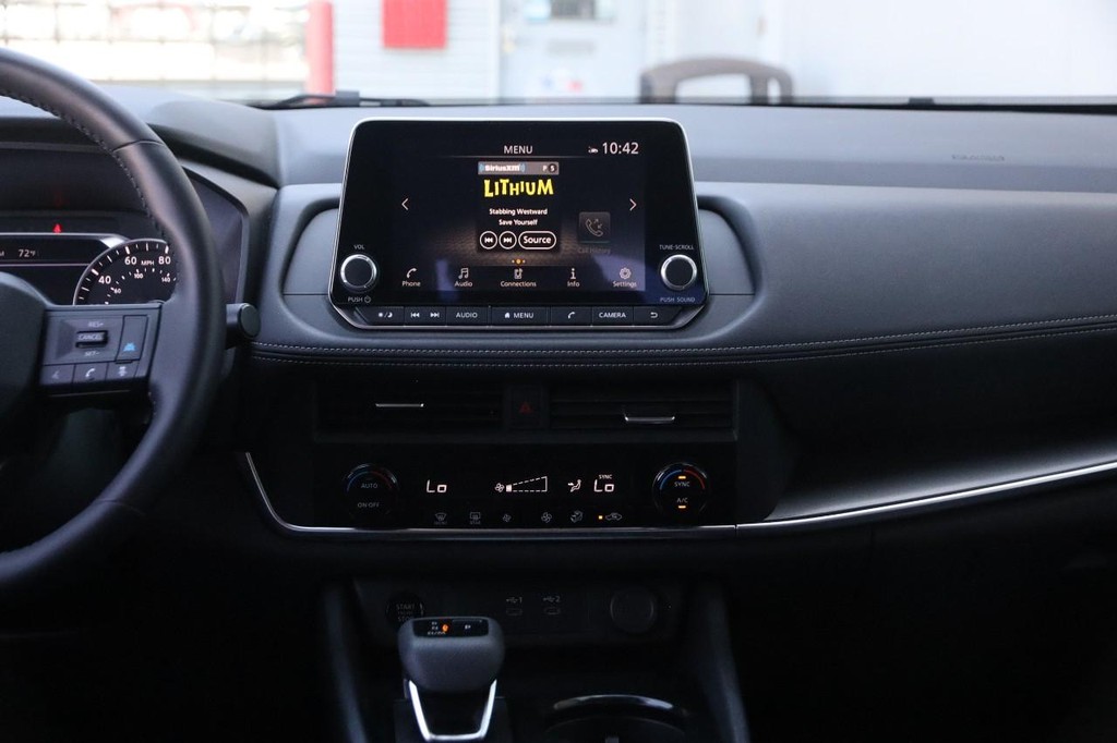 Nissan Rogue Vehicle Full-screen Gallery Image 25