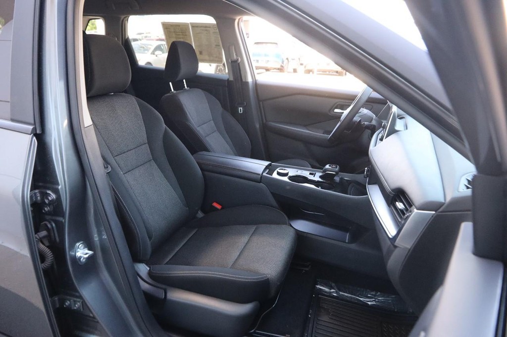 Nissan Rogue Vehicle Full-screen Gallery Image 27